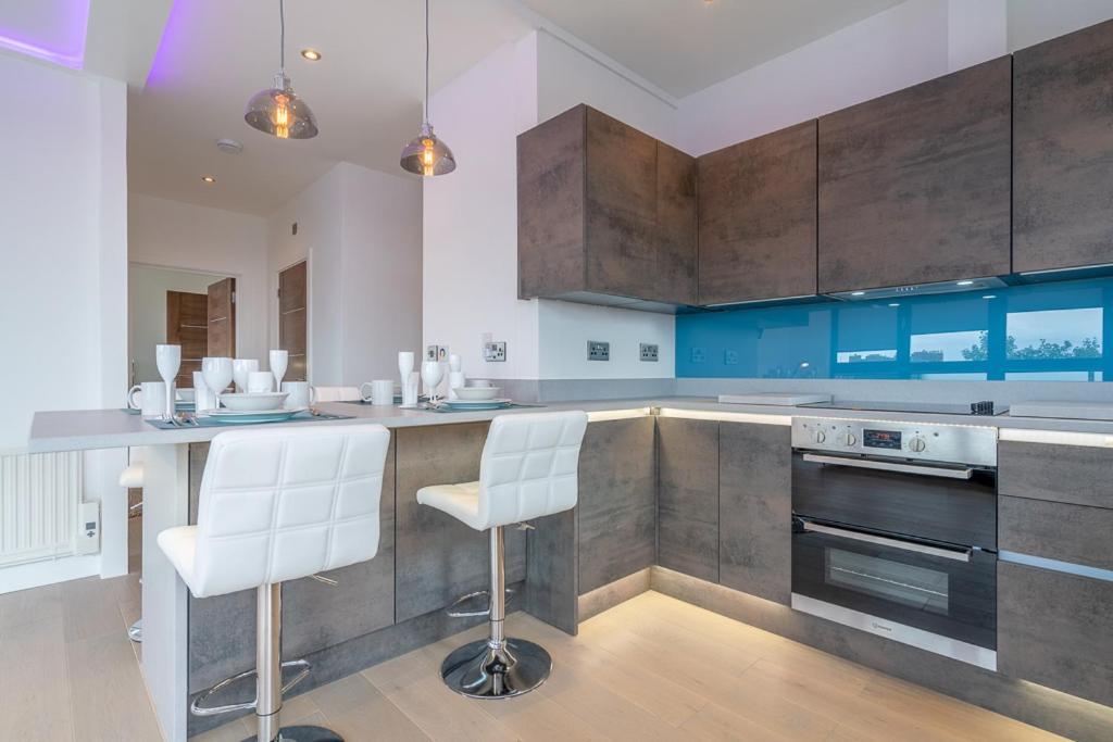 Central Penthouse With Hot Tub & Views 23 切尔滕纳姆 外观 照片