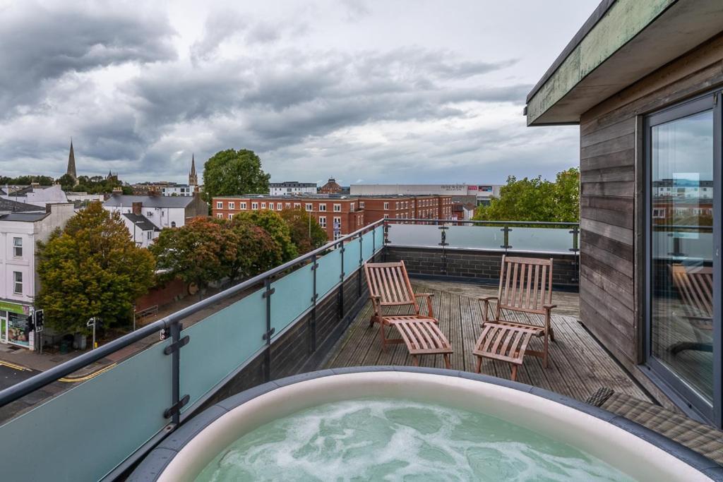 Central Penthouse With Hot Tub & Views 23 切尔滕纳姆 外观 照片