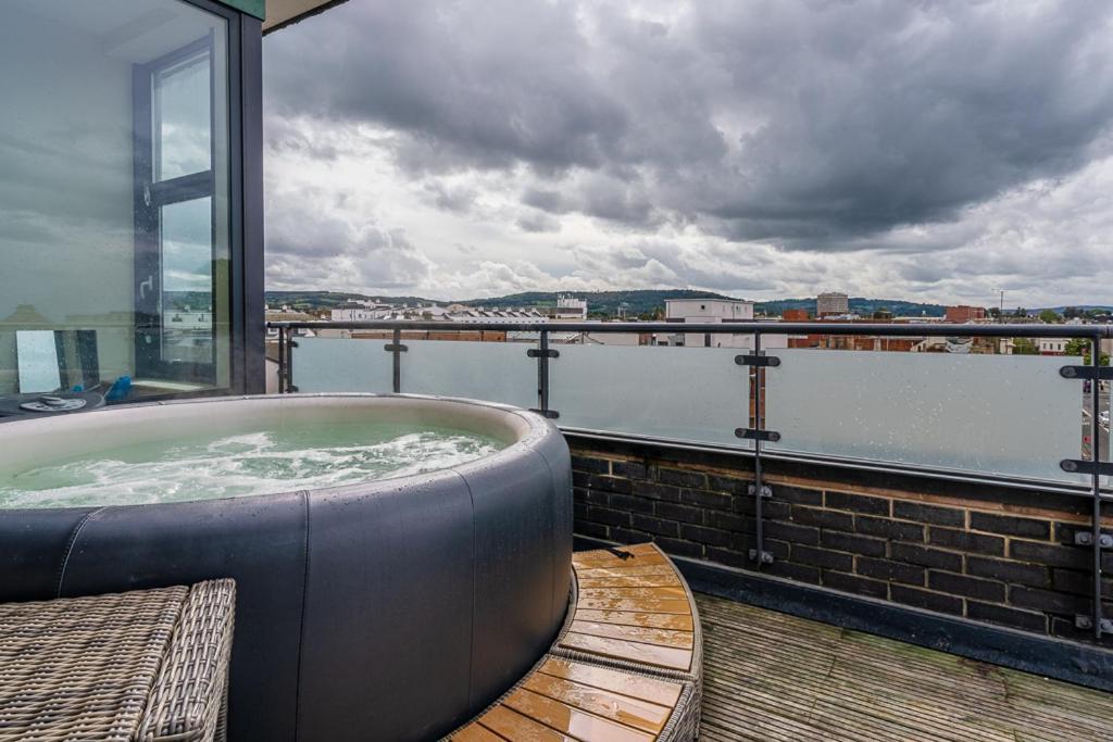 Central Penthouse With Hot Tub & Views 23 切尔滕纳姆 外观 照片